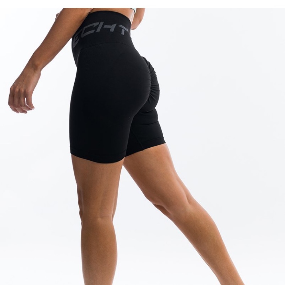 ARISE SCRUNCH SHORTS. Black Medium
